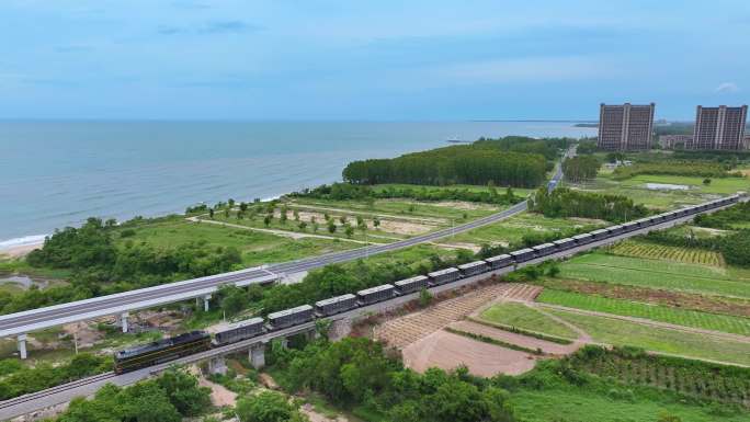 沿海铁路货运列车行驶