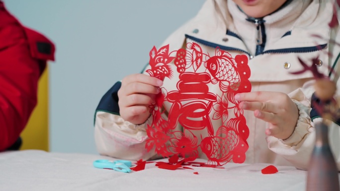 儿童剪纸迎新年