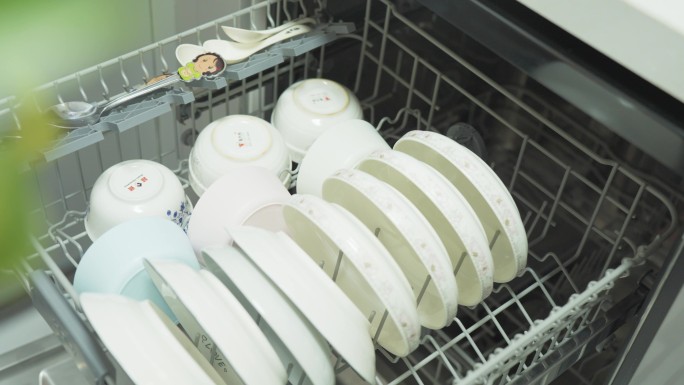 洗碗机清洁餐具过程