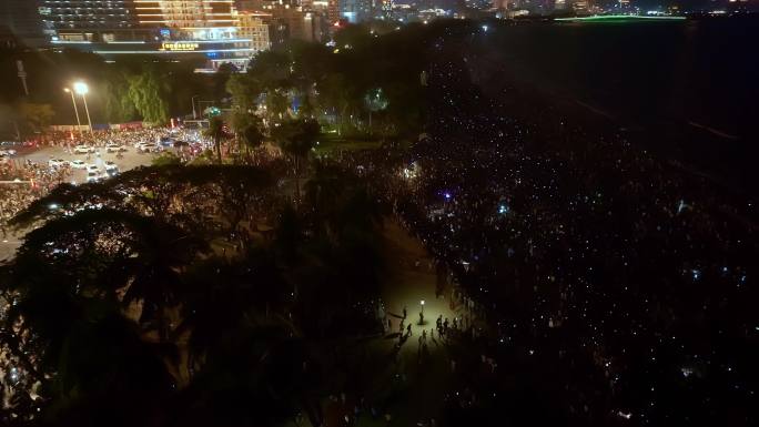 夜晚海滩人潮涌动