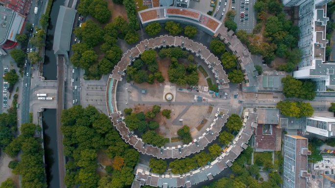 德国柏林 - 2019年8月：城市郊区建筑的鸟瞰图。住宅和商业建筑。