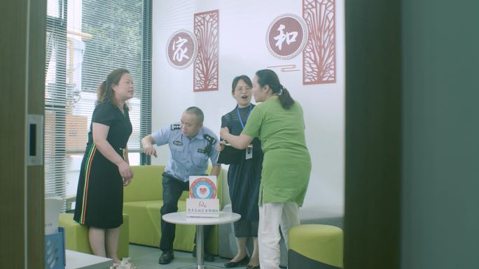 民警调节群众纠纷吵架握手言和警察化解矛盾