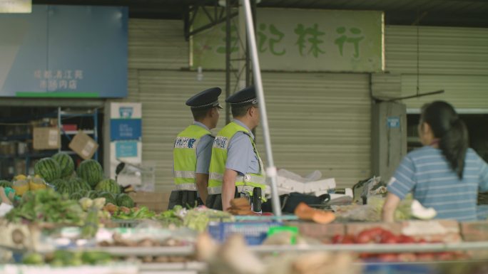 社区民警走访菜市场询问调查取证警察办案