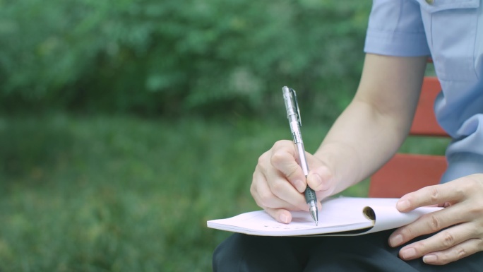 女民警和社区志愿者交流问询记录登记取证