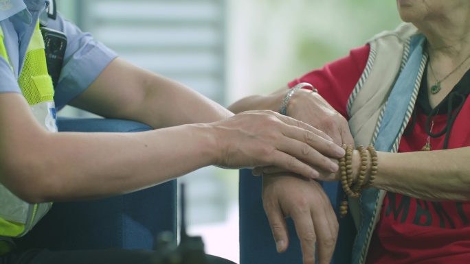 民警慰问关心老年人警察关爱老人警民一家亲