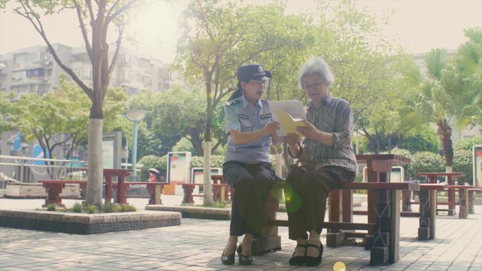 民警给多名老人普及防诈骗法治宣传群众警察