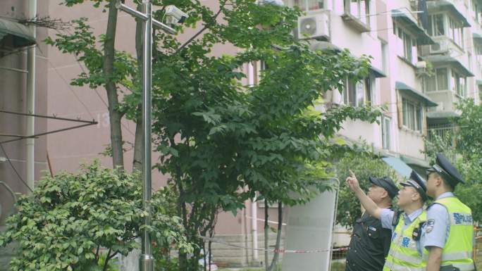 警察和保安查看摄像头调取监控问询调查取证
