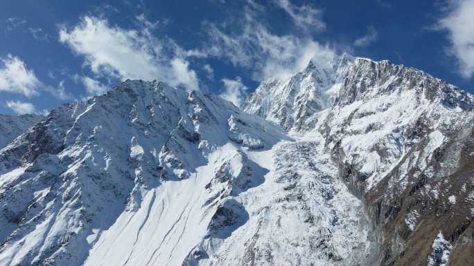 冰雪覆盖的山峰海螺沟望贡嘎雪山峰群