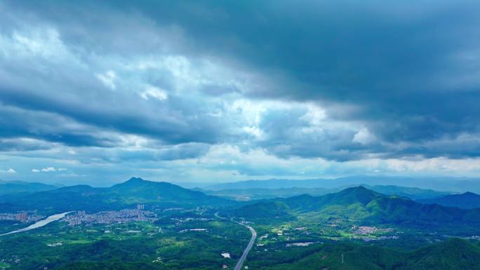 云雾缭绕的山川河流