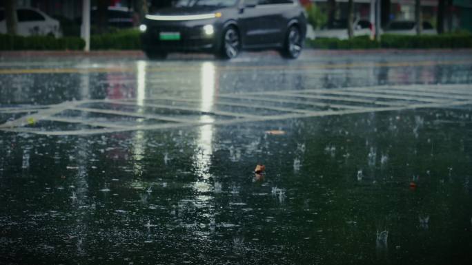 4K电影感雨天城市街道车辆行驶情绪冷调