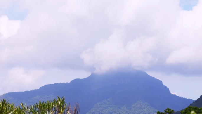 云雾缭绕的山峦景色