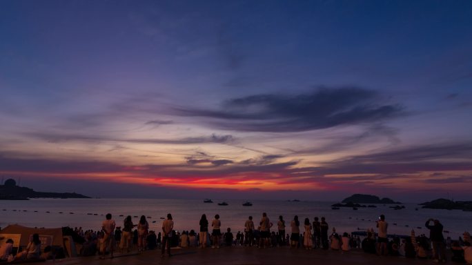 海边人群观赏壮丽日出
