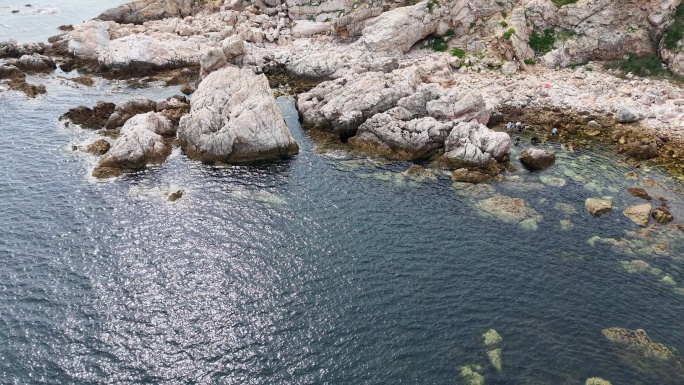 海岸岩石与清澈海水