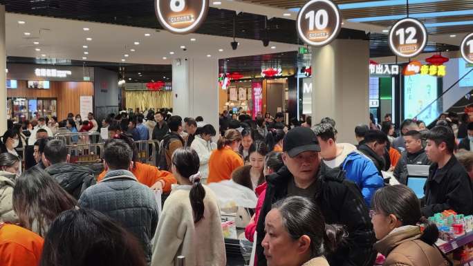 超市购物高峰期人潮涌动