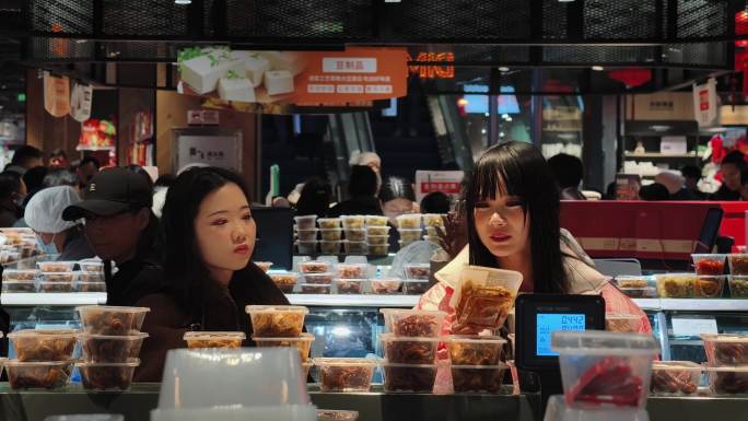 超市购物高峰期人潮涌动