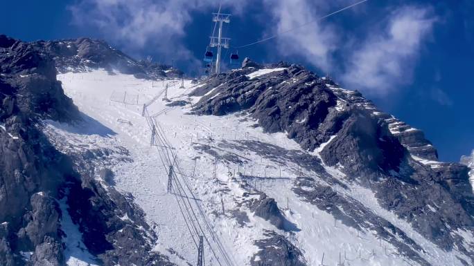 丽江玉龙雪山大索道缆车上行