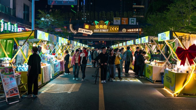 夜市美食街人潮涌动