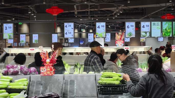 超市购物高峰期人潮涌动