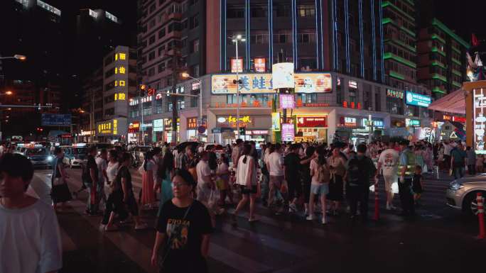 晚上商业街人流 贵阳青云路