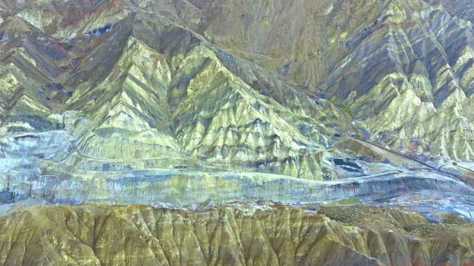 淡黄色的雅丹地貌航拍素材（6K）