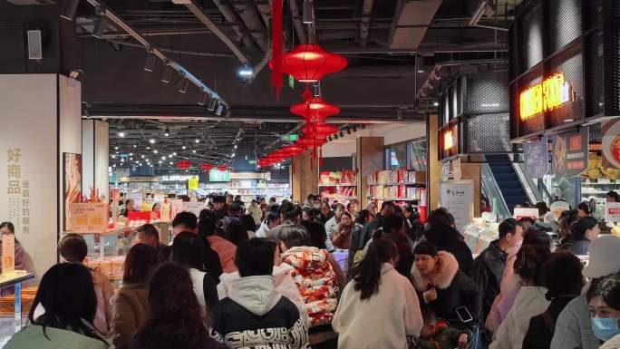 超市购物高峰期人潮涌动