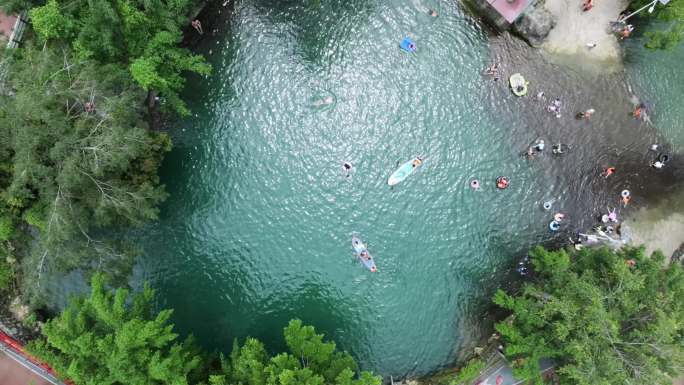 航拍羊山天窗的夏日游泳盛景