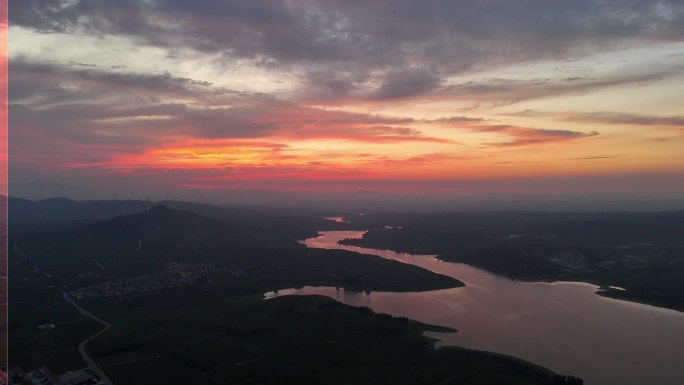 夕阳余晖映照下的山河