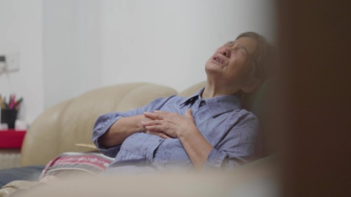 老人突发心脏不适