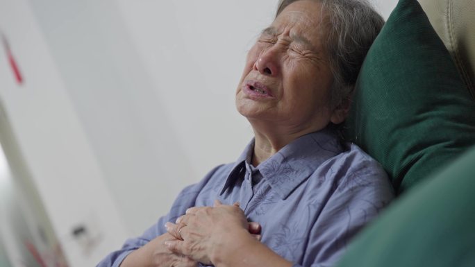悲伤老妇的心痛瞬间