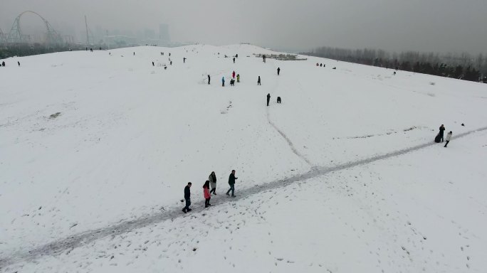 航拍安徽合肥包河滨湖岸上草原冬天季雪景