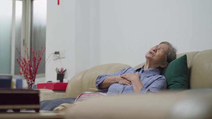 老人突发心脏不适