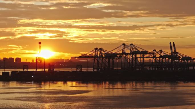 TVC晚霞日落下的火烧云海口集装箱码头
