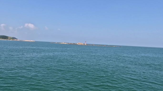 碧海蓝天下的海岸风光