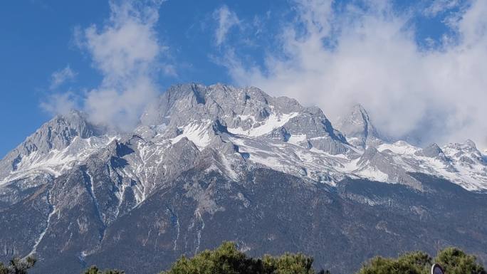 云雾缭绕的雪山玉龙雪山美景