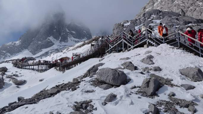 玉龙雪山观光栈道人潮涌动
