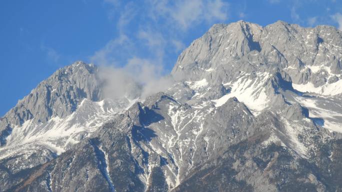 云雾缭绕的雪山玉龙雪山美景