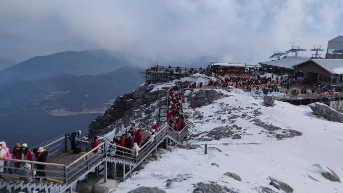 玉龙雪山观光栈道人潮涌动
