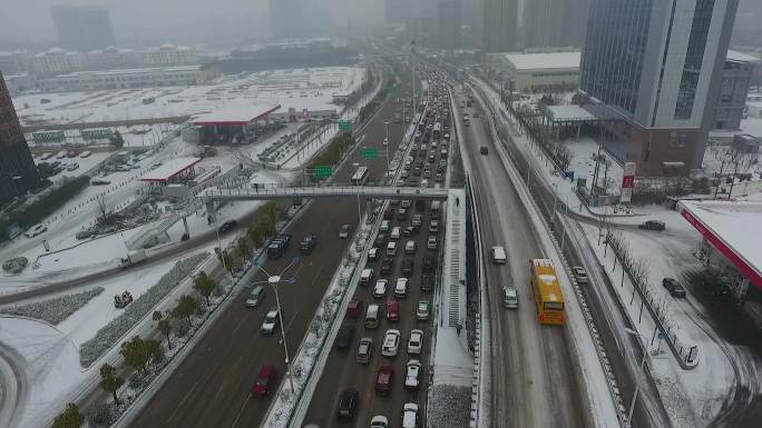 航拍安徽合肥冬季寒冷大雪城市交通车流