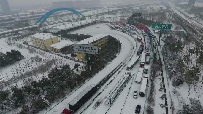 航拍安徽合肥冬季寒冷大雪城市交通车流