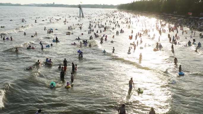 海滩人潮涌动夏日度假