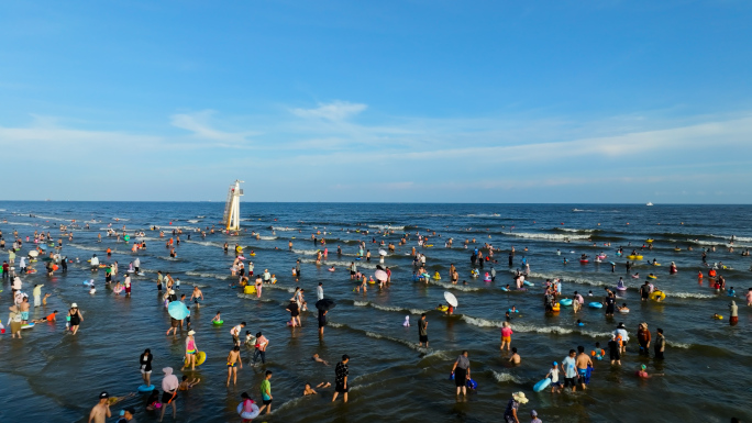 夏日海滩狂欢人潮涌动人群