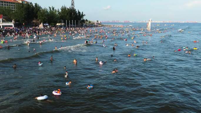 夏季海滨浴场人潮涌动