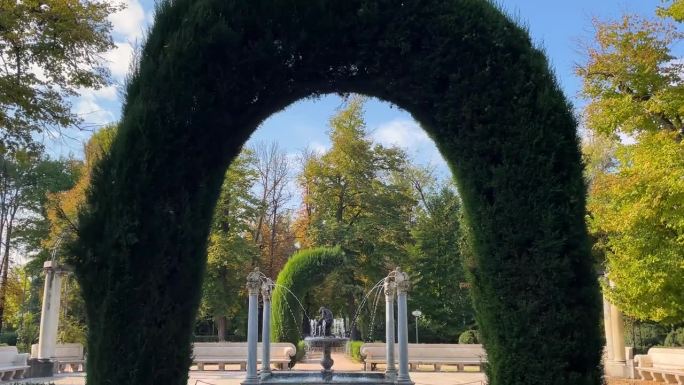 阿兰胡埃斯宫花园中的阿尔皮亚斯喷泉景观，框架是一个植物拱门，在亚利桑那州，我们看到水柱和柱子之间的儿