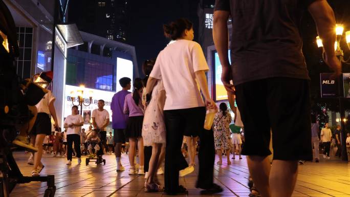 热闹的夜市街头