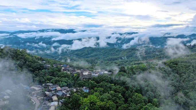普洱景迈山云雾缭绕的山间村落