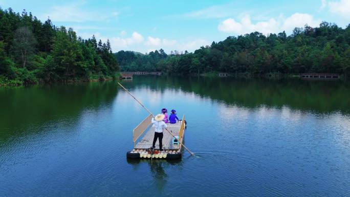 富宁架街水库 水上竹筏