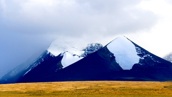 西藏曲登尼玛冰川雪山群