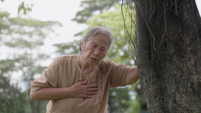 老人突发心脏不适