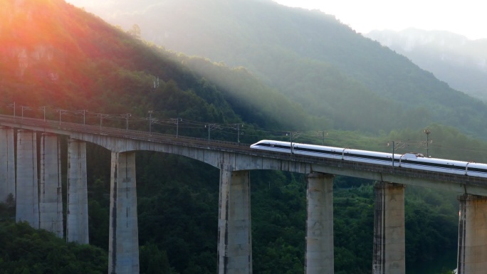 中国高铁动车高铁驶过山川实拍