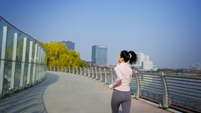 城市公园桥上跑步锻炼